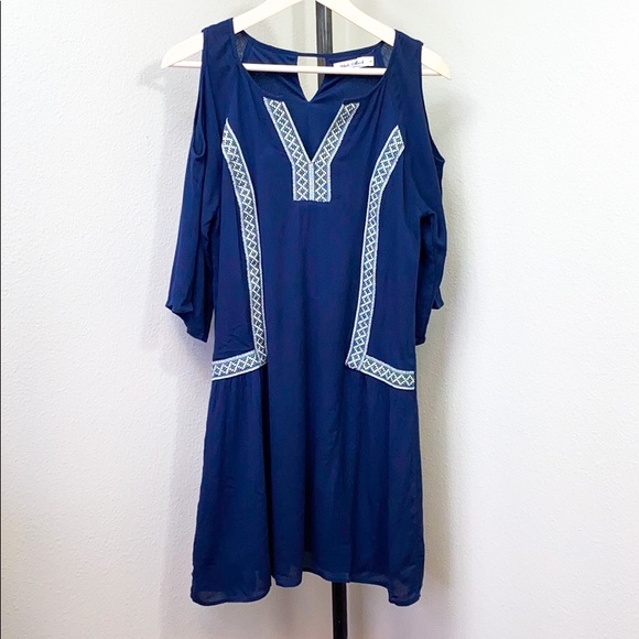 WHITE MARK Cold-Shoulder Crinkle Gauze Shift Dress - Picture 2 of 7